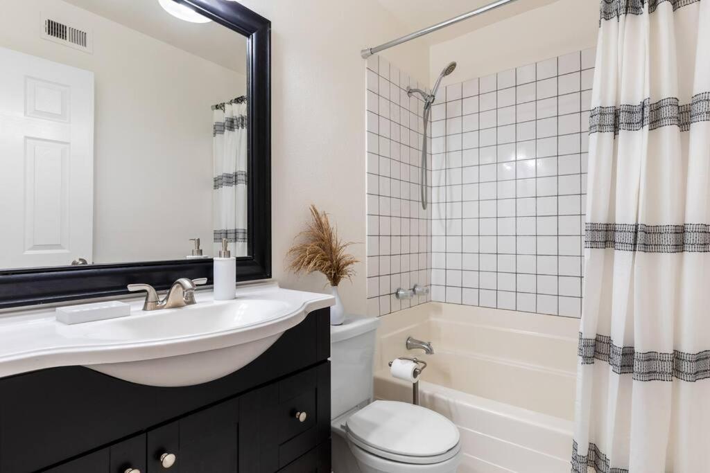 Goode Homes Cozy 4 Bedroom Home With Jacuzzi Santa Clarita Dış mekan fotoğraf