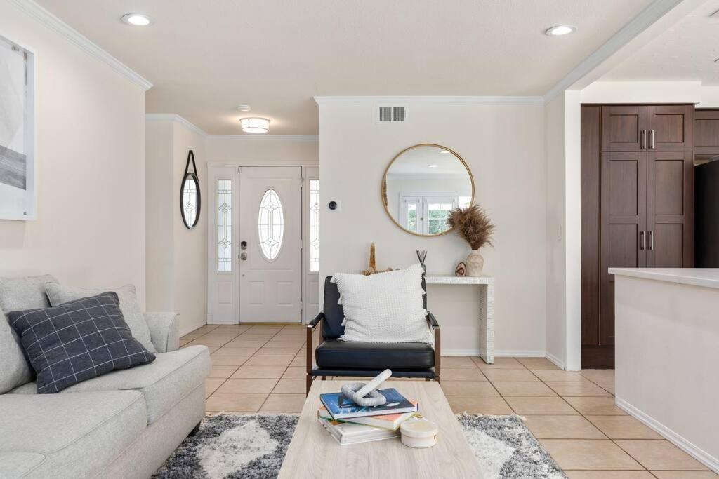 Goode Homes Cozy 4 Bedroom Home With Jacuzzi Santa Clarita Dış mekan fotoğraf