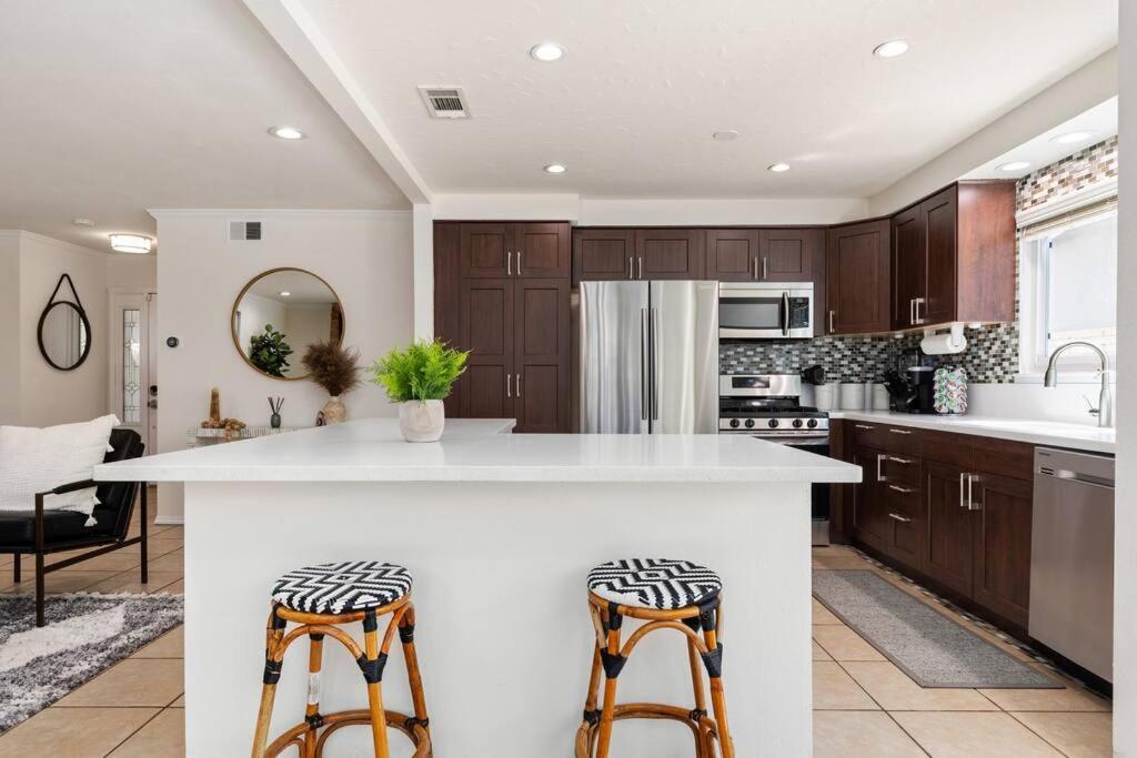 Goode Homes Cozy 4 Bedroom Home With Jacuzzi Santa Clarita Dış mekan fotoğraf