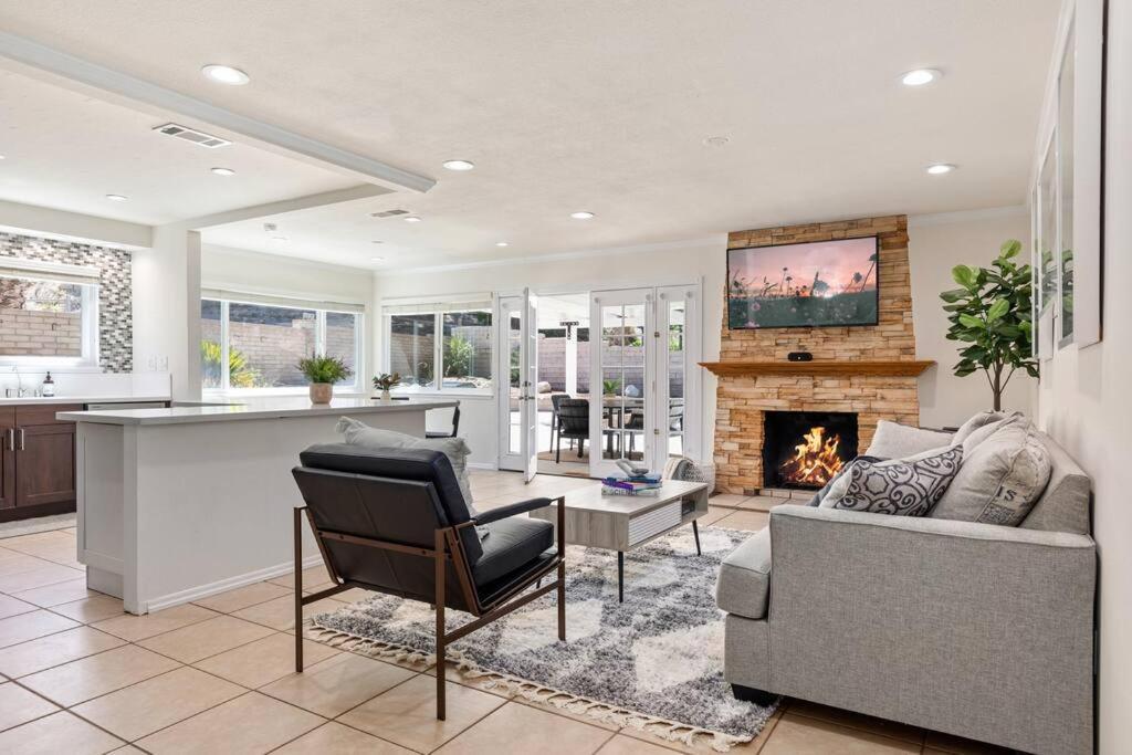 Goode Homes Cozy 4 Bedroom Home With Jacuzzi Santa Clarita Dış mekan fotoğraf